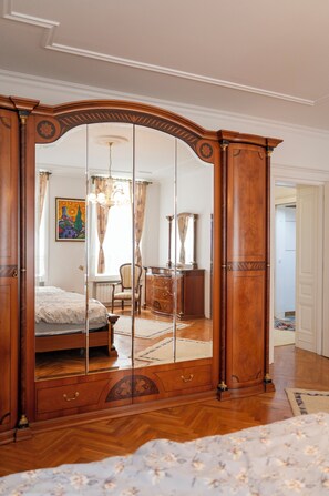 2 bedrooms, in-room safe, desk, iron/ironing board