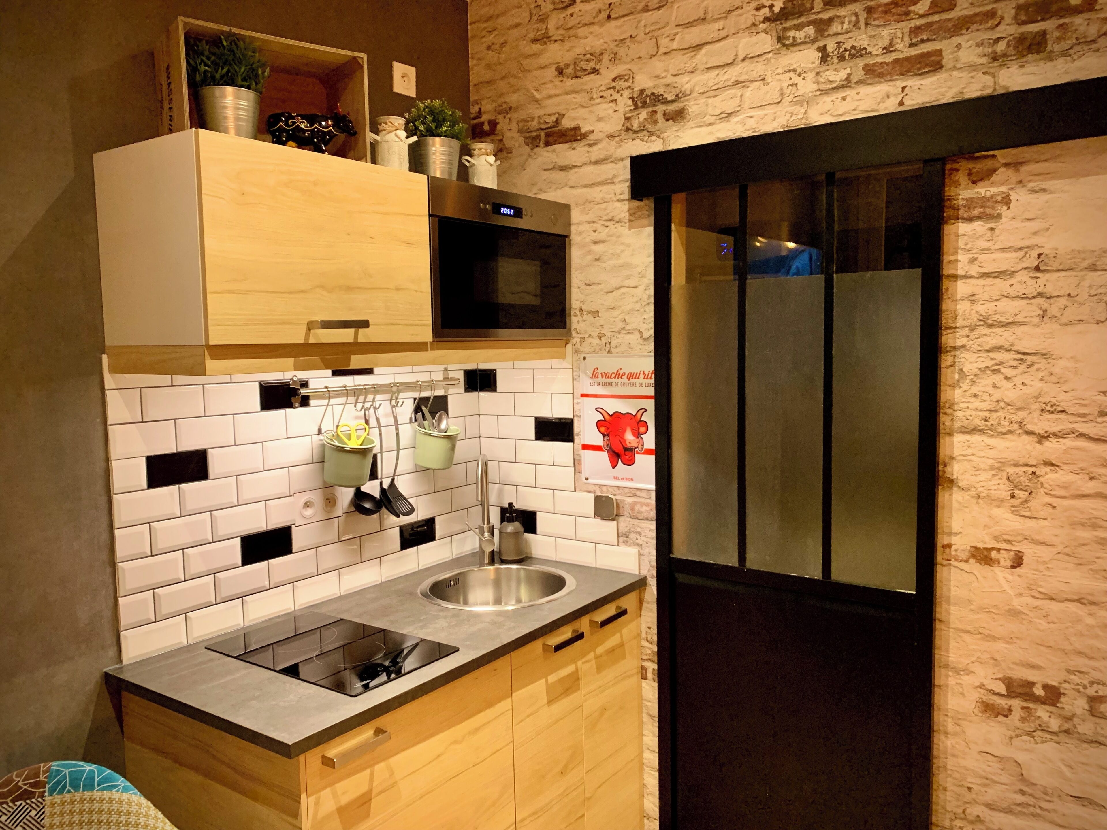 Kühlschrank, Mikrowelle, Herdplatte, Wasserkocher mit Kaffee-/Teezubehör