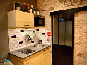 Kjøleskap, mikrobølgeovn, kokeplater og kaffetrakter/tekoker