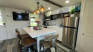 Frigorífico, microondas, horno y placa de cocina