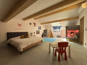 5 Schlafzimmer, Schreibtisch, Bügeleisen/Bügelbrett, Reisekinderbett