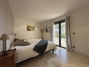 5 sovrum, skrivbord, strykjärn/strykbräda och resesäng