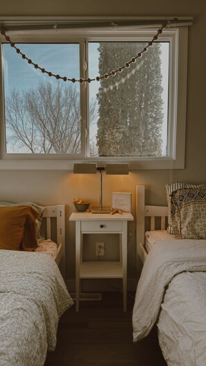 6 bedrooms, desk, WiFi, bed sheets
