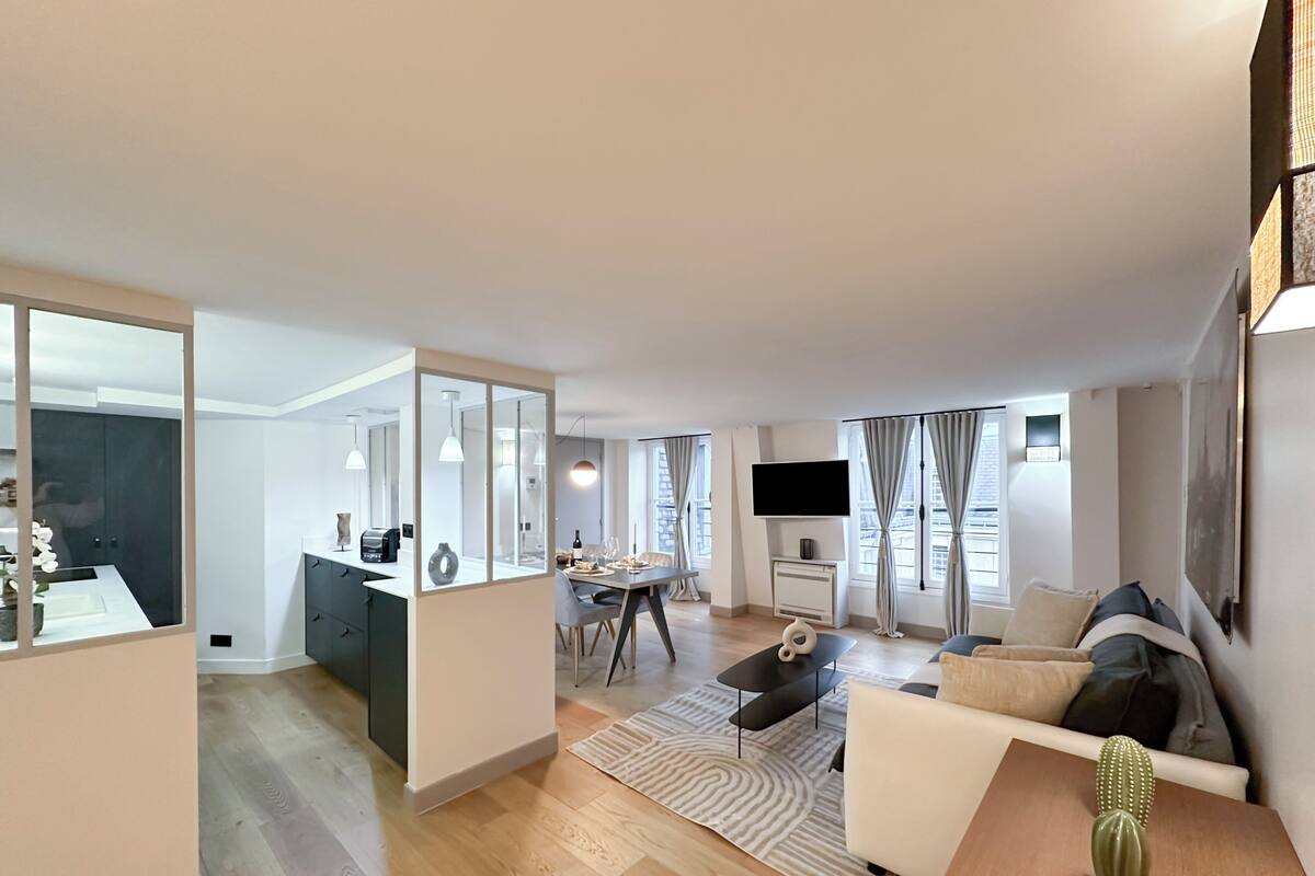 Appartement Penthouse Deluxe, 2 chambres, vue sur la cour intérieure | Aire de séjour | Téléviseur à écran plat de 80 cm avec télévision numérique