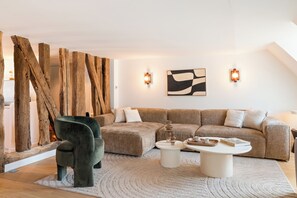 Deluxe Penthouse, 3 Bedrooms, Park View | Living area