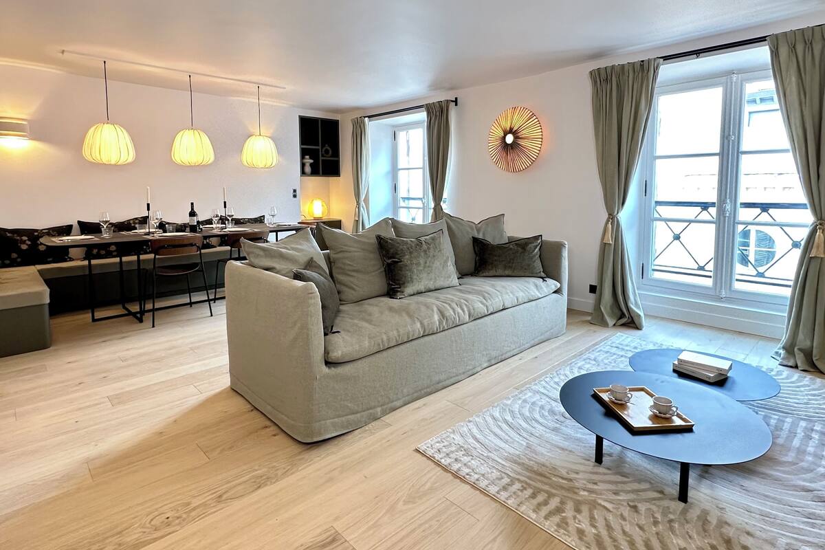 Appartement Penthouse Deluxe, 4 chambres | Aire de séjour | Téléviseur à écran plat de 80 cm avec télévision numérique