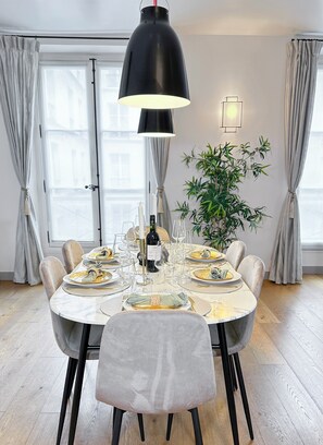 Deluxe-penthouselejlighed - 2 soveværelser - udsigt til gårdsplads | Spisestue