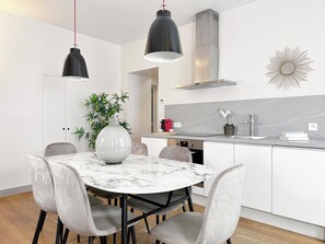 Deluxe Penthouse, 2 Bedrooms, Courtyard View | Private kitchen | Microwave, oven, stovetop, dishwasher - CORNEILLE (Paris)