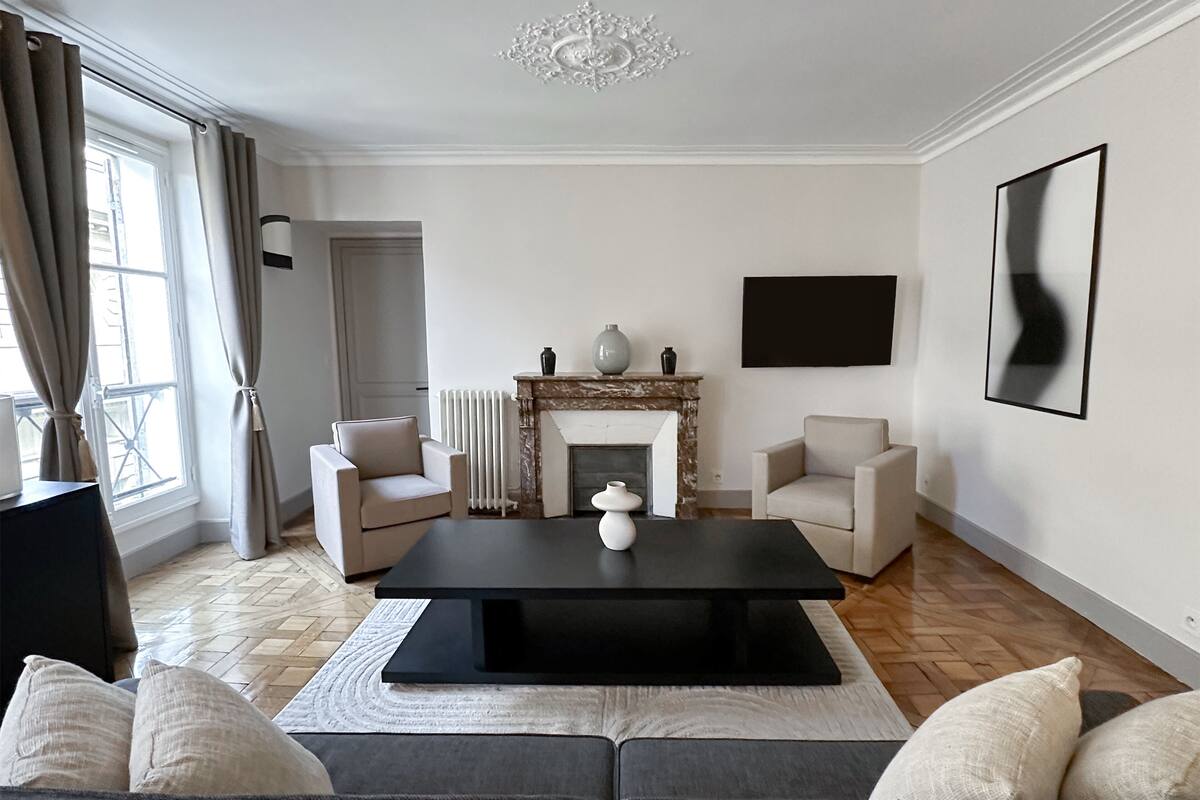Appartement Penthouse Deluxe, 4 chambres, vue sur le parc | Aire de séjour | Téléviseur à écran plat de 80 cm avec télévision numérique