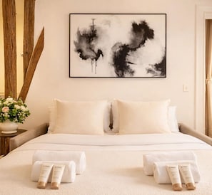 Superior Penthouse, 1 Bedroom, Courtyard View | Living area | 80-cm flat-screen TV with digital channels - CORNEILLE (Paris)
