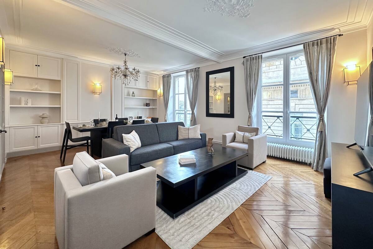 Appartement Penthouse Deluxe, 4 chambres, vue sur le parc | Aire de séjour | Téléviseur à écran plat de 80 cm avec télévision numérique