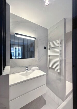 Deluxe Penthouse, 4 Bedrooms, Park View | Bathroom | Hair dryer, towels, soap, shampoo - CORNEILLE (Paris)