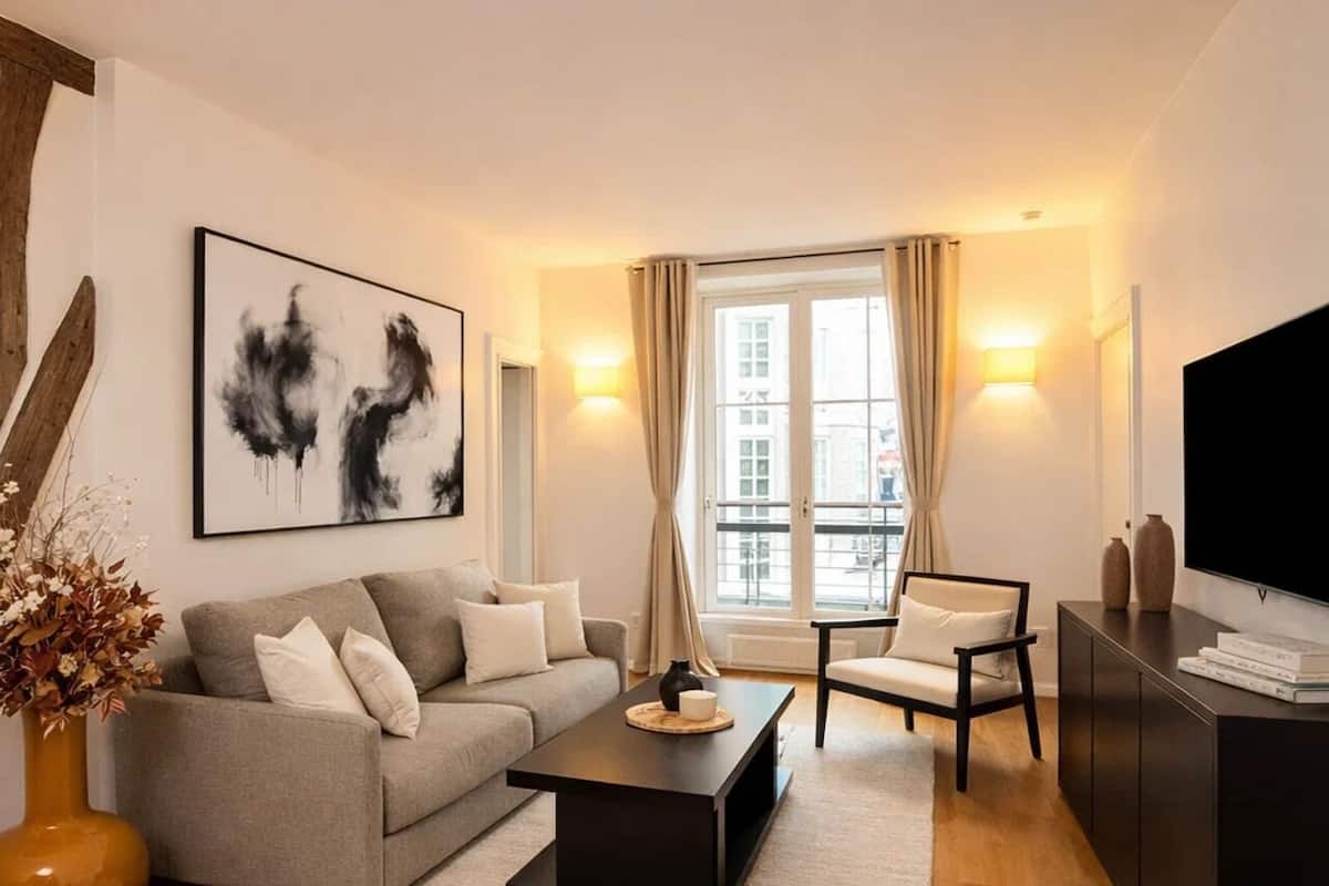 Penthouse Superior - 1 sovrum - utsikt mot innergÄrden | Vardagsrum | 80-centimeters platt-tv med digitalkanaler