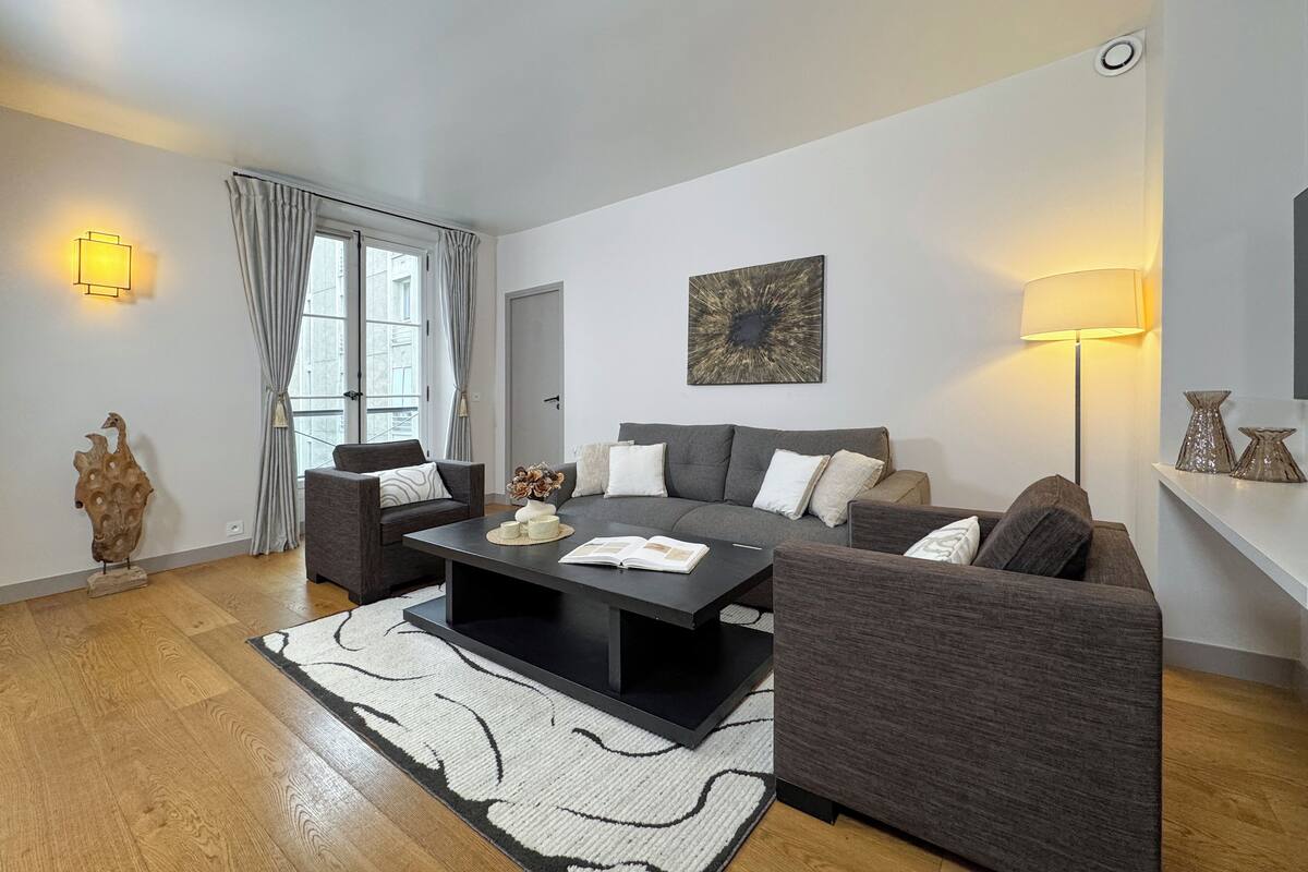 Appartement Penthouse Deluxe, 2 chambres, vue sur la cour intérieure | Aire de séjour | Téléviseur à écran plat de 80 cm avec télévision numérique