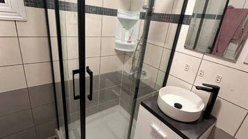 Ducha, secador de pelo, toallas, jabón