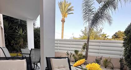 Ayia Napa Heaven - Zentrale 2 Zimmerwohnung mit Garten und Lounge