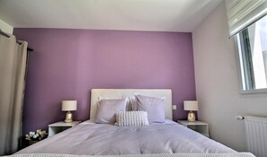 4 quartos, ferros/tábuas de passar roupa, berço de viagem