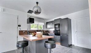 Kylskåp, mikrovågsugn, ugn och spishäll