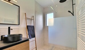 Regadera, secadora de cabello, toallas, jabón 