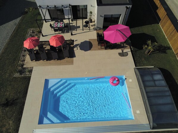 Alberca techada y alberca al aire libre