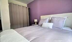 4 habitaciones, tabla de planchar con plancha y cuna de viaje 