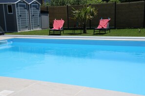 Alberca techada y alberca al aire libre