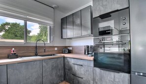 Kühlschrank, Mikrowelle, Ofen, Herdplatte