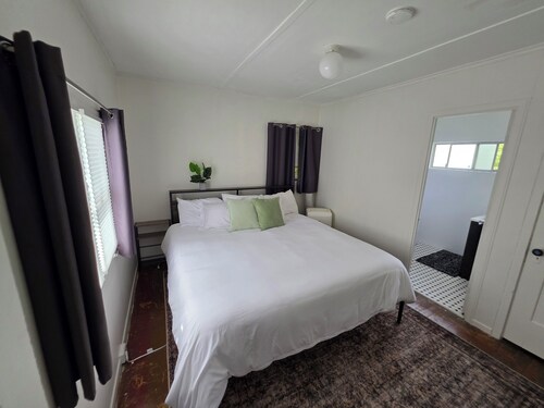 Highland Park Haven – Furnished 1BR Cottage w/ Parking & Wi-Fi