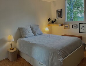 1 chambre, fer et planche à repasser, draps fournis