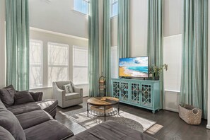 Casa de ciudad, varias camas, cocina (OCV Beach Club - Ben) | Área de sala de estar | Televisión de pantalla plana de 42 pulgadas con canales digitales 