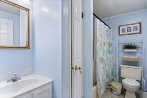 Combined shower/bathtub, hair dryer, towels