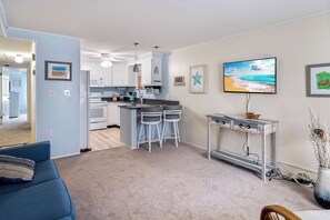 Lejlighed - 1 queensize-seng med sovesofa - køkken (OCMD - 46) | Opholdsområde | 42-tommers fladskærms-tv med digitale kanaler