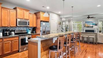 Casa de ciudad, varias camas, patio, vista al jardín (Sawgrass #1) | Cocina privada | Refrigerador, microondas, horno y parrilla de estufa