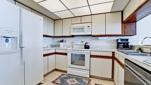 Réfrigérateur, four à micro-ondes, un four, lave-vaisselle