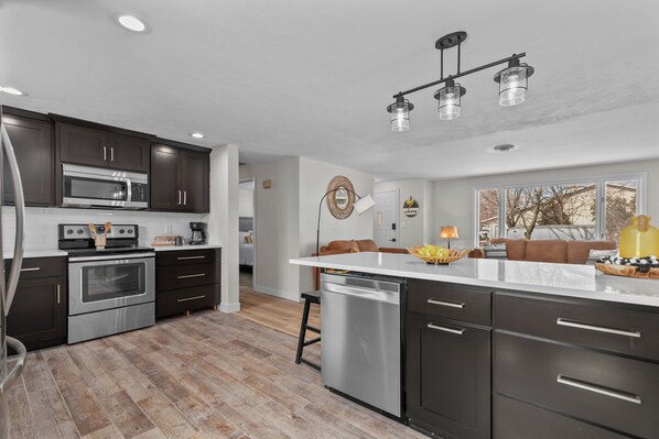 Réfrigérateur, micro-ondes, four, plaque de cuisson