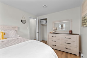 4 bedrooms, iron/ironing board, travel cot, free WiFi - "Green and Golden" Hour- 5 min walk to Lambeau, indoor/outdoor space of dreams!! (Green Bay)
