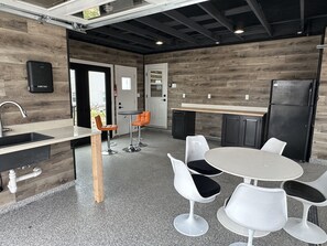 Outdoor dining - "Green and Golden" Hour- 5 min walk to Lambeau, indoor/outdoor space of dreams!! (Green Bay)