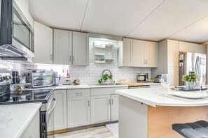Réfrigérateur, micro-ondes, plaque de cuisson, lave-vaisselle