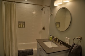 Haartrockner, HandtĂŒcher, Seife, Toilettenpapier