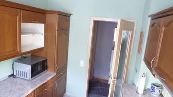 Kühlschrank, Mikrowelle, Herdplatte, Geschirrspüler