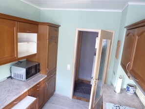 Kühlschrank, Mikrowelle, Herdplatte, Geschirrspüler