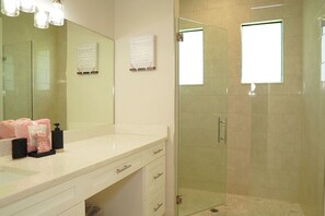 Regadera, toallas, papel de baño 