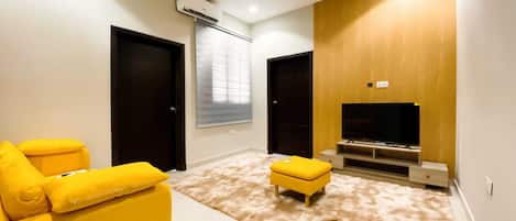 Apartment, Balcony, Mountain View | Living area