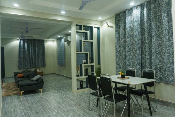 In-room dining - Breezy Mountain View (Adenta)