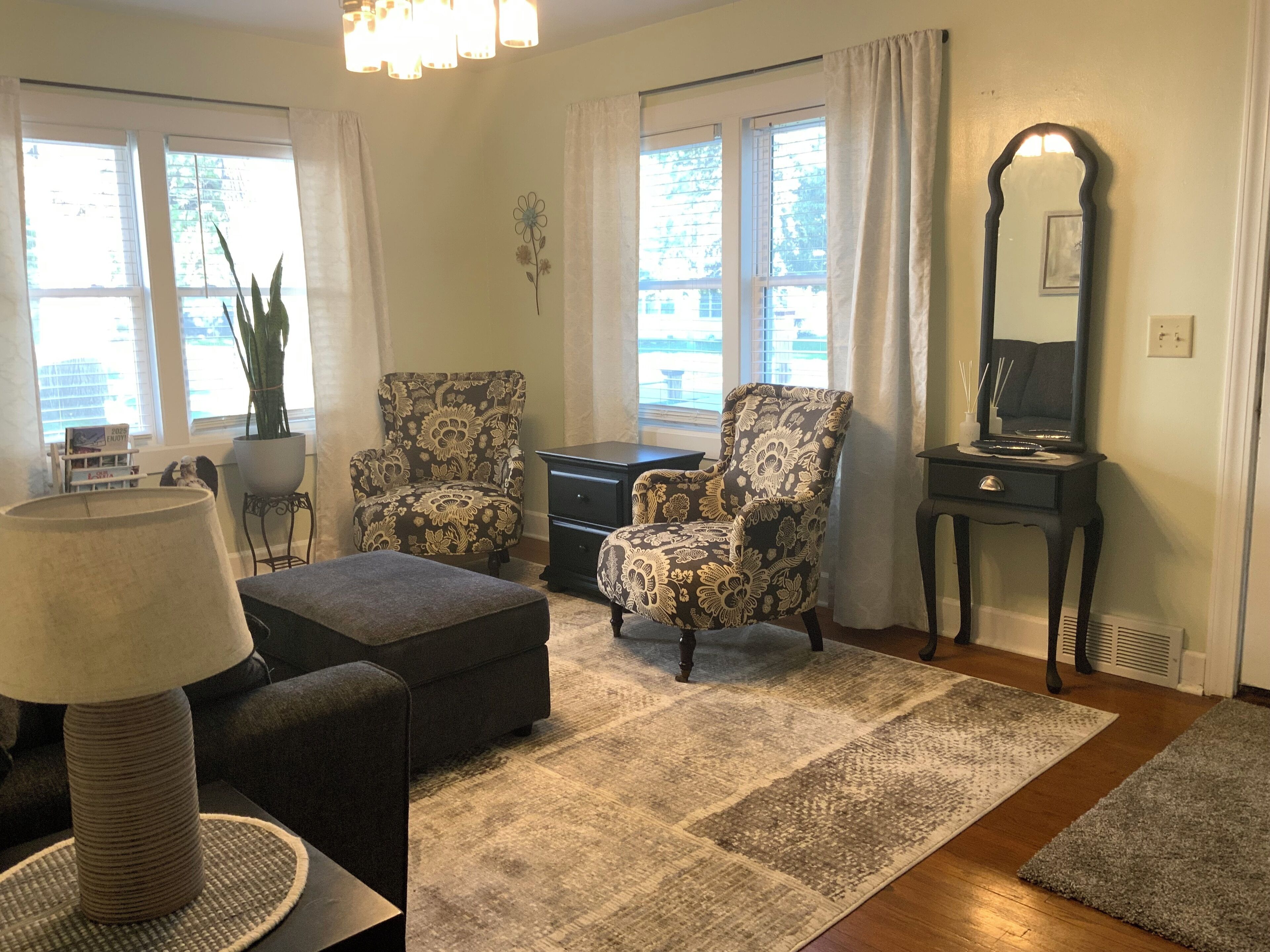 智能电视、壁炉、桌上足球、书