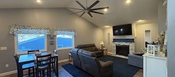 Newly remodeled Clean Spacious 5-bedroom House with AC, WiFi,
