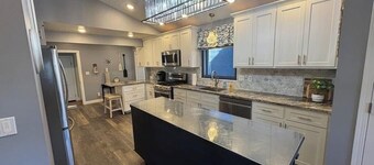 Newly remodeled Clean Spacious 5-bedroom House with AC, WiFi,