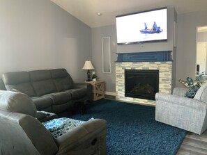 TV connectée, cheminée, baby-foot, livres