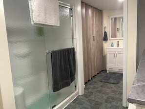 Douche, sèche-cheveux, serviettes fournies, savon