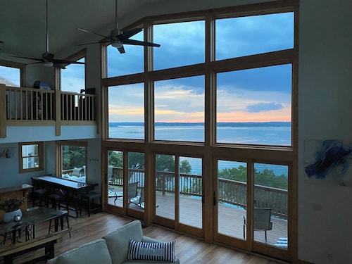 LakeFRONT,FREE Kayaks & Entire FLOOR of GAMES